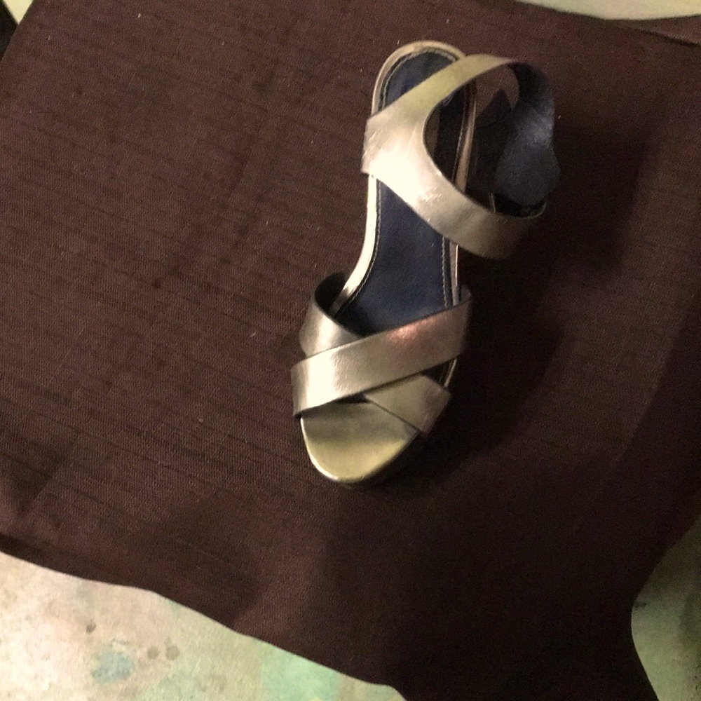 Steve Madden size 7 gold pump